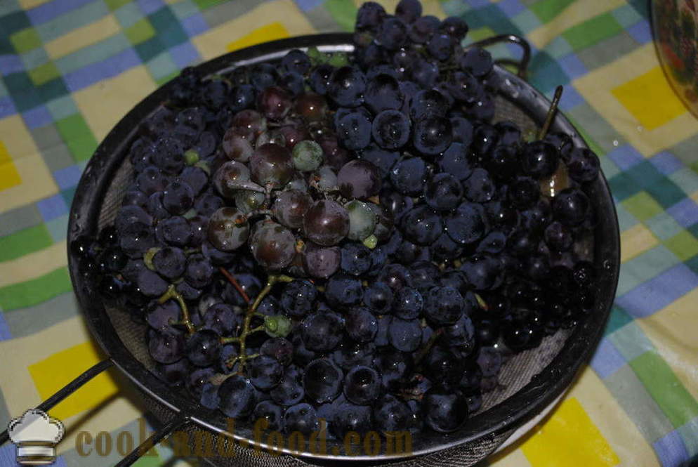 Postre casero de frutos secos y jugo de uva, tan rápido para preparar Churchkhela postres hechos en casa, una receta sencilla con una foto