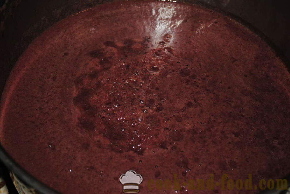 Postre casero de frutos secos y jugo de uva, tan rápido para preparar Churchkhela postres hechos en casa, una receta sencilla con una foto