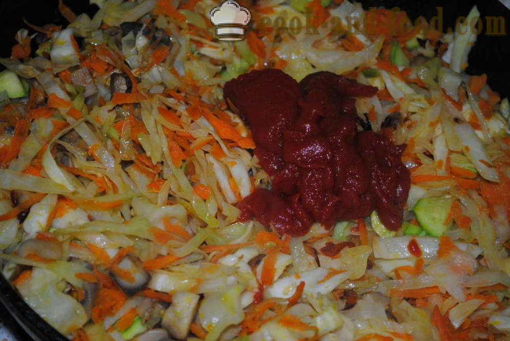 Repollo estofado con setas y salsa de tomate en una cacerola - Cómo cocinar un delicioso estofado de col, un paso a paso de la receta fotos