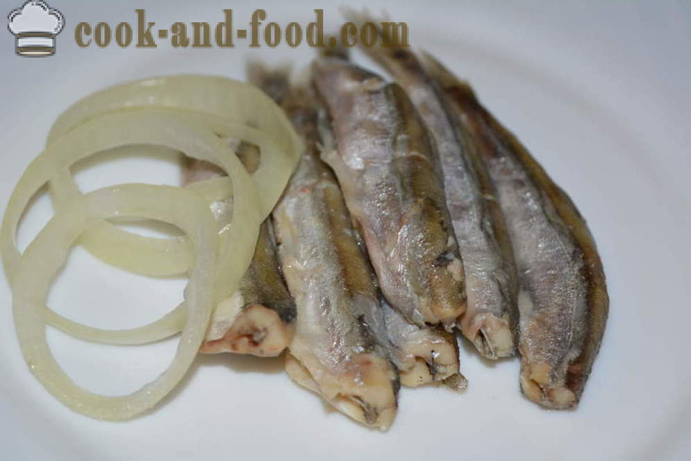 Guiso de capelán con las cebollas en una sartén - tanto sabroso cocinero capelán en una sartén, un paso a paso de la receta fotos