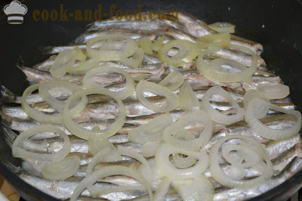 Guiso de capelán con las cebollas en una sartén - tanto sabroso cocinero capelán en una sartén, un paso a paso de la receta fotos