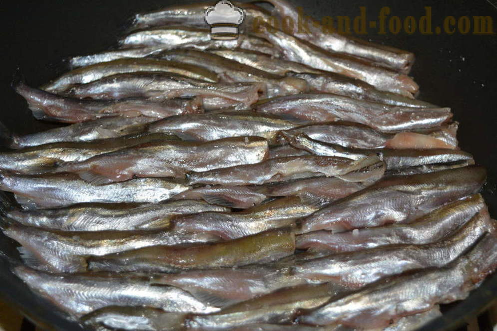 Guiso de capelán con las cebollas en una sartén - tanto sabroso cocinero capelán en una sartén, un paso a paso de la receta fotos