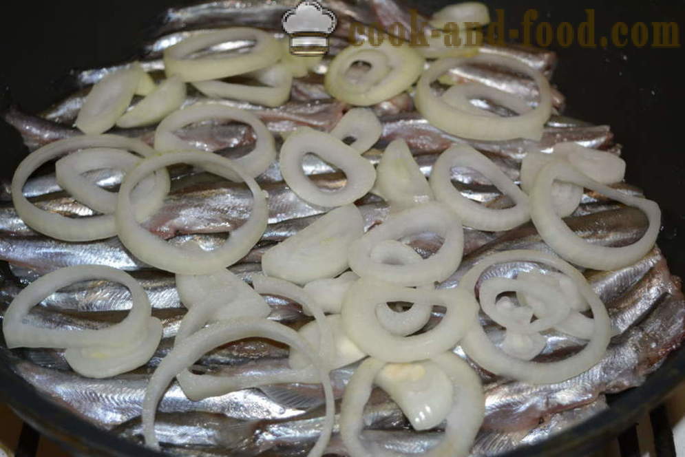 Guiso de capelán con las cebollas en una sartén - tanto sabroso cocinero capelán en una sartén, un paso a paso de la receta fotos