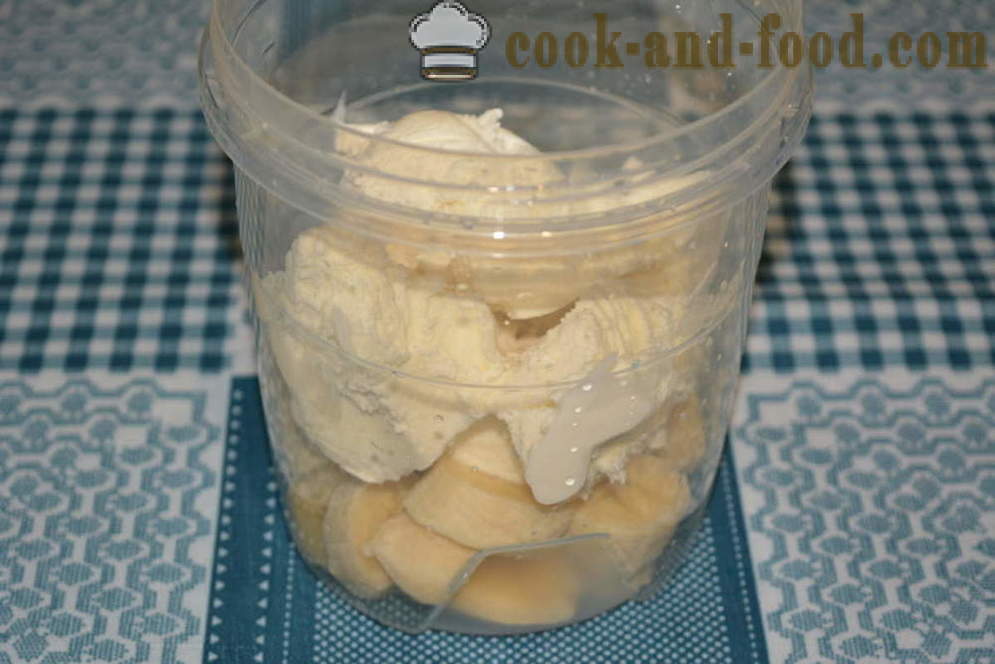 Coctel de la leche con helado y plátano en una licuadora - cómo hacer un batido en casa, paso a paso las fotos de la receta
