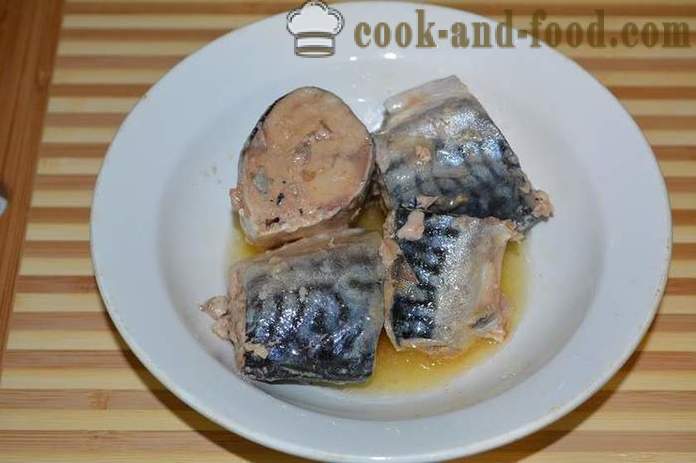 Una receta simple para el relleno de la empanada con las conservas de pescado en el horno - cómo cocinar un relleno de tarta, un paso a paso de la receta fotos