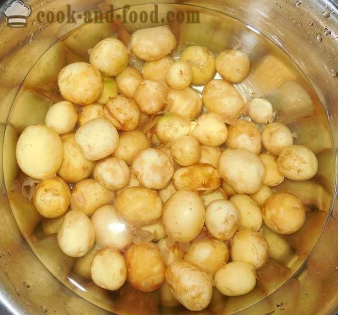 Pequeñas nuevas patatas asado entero en una sartén con el ajo y el eneldo - cómo limpiar y cocinar una pequeña patatas nuevas, receta con foto