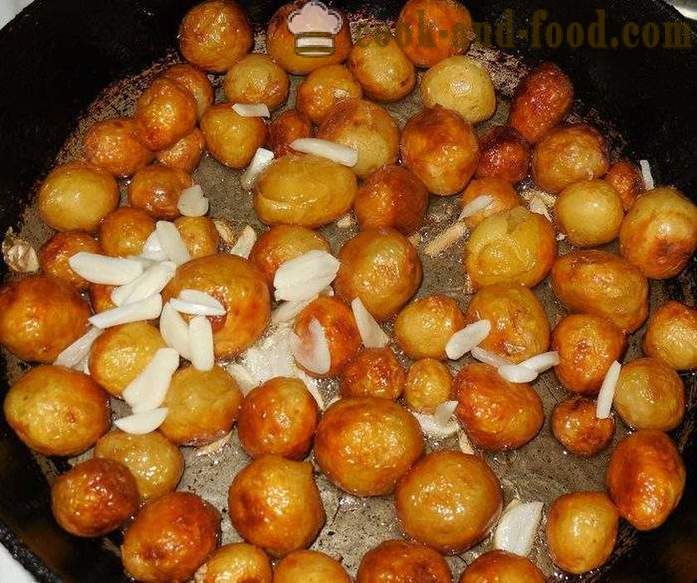 Pequeñas nuevas patatas asado entero en una sartén con el ajo y el eneldo - cómo limpiar y cocinar una pequeña patatas nuevas, receta con foto