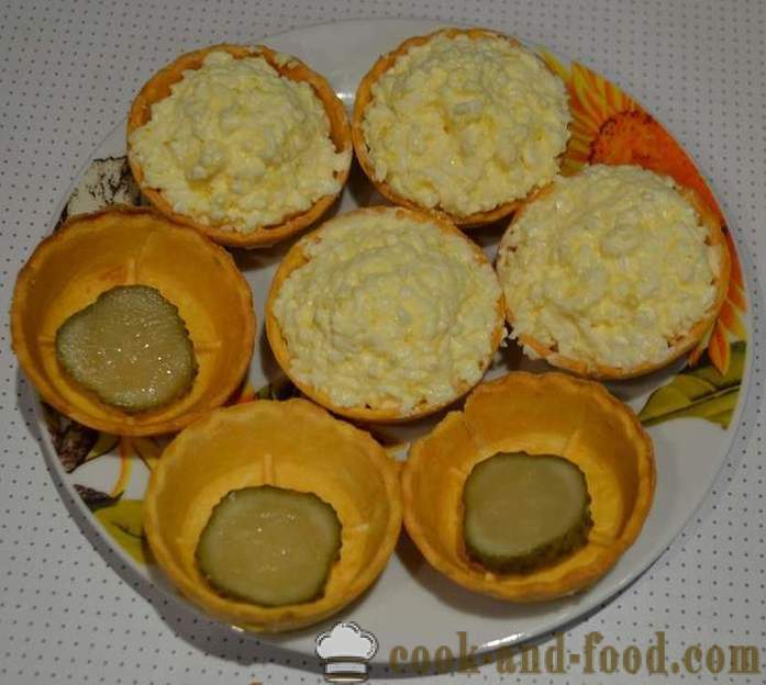 Tartaletas deliciosas vacaciones con queso y huevos - una receta simple para el llenado y aperitivos bellamente decoradas Tartaleta con foto