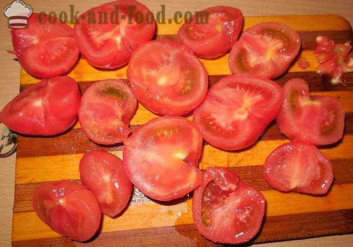 Tomates rápidos salados con ajo y hierbas en una cacerola - Receta para el tomate en escabeche, con fotos