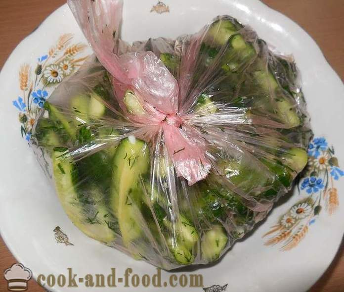 Pepinos salados crujientes en un paquete - cómo hacer rápidamente los pepinos salados, receta con foto