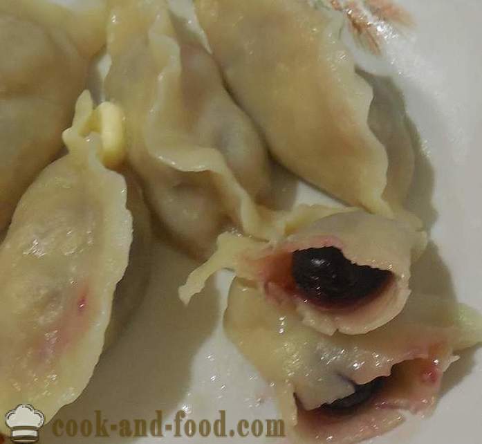 Albóndigas esponjosas con una cereza en el suero o el kéfir - una receta a cocinar albóndigas con las cerezas, paso a paso con fotos