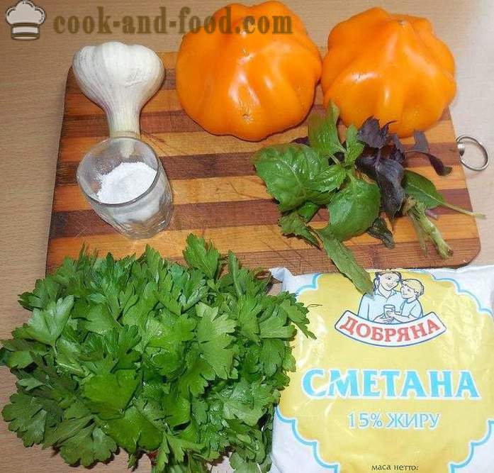 Una ensalada sencilla y deliciosa de tomates frescos con crema agria, ajo y albahaca - Cómo cocinar ensalada de tomate - receta con fotos - paso a paso