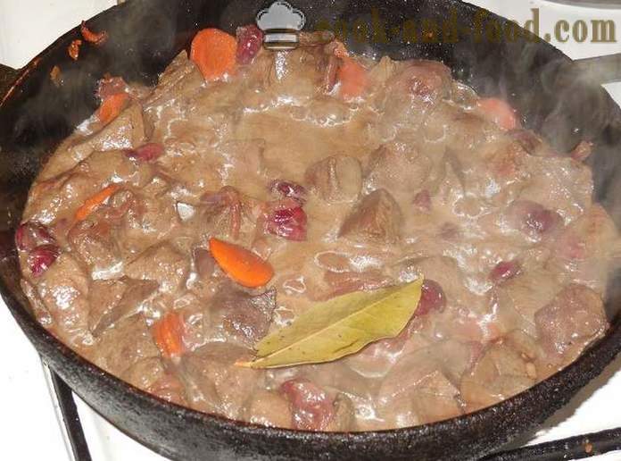 Hígado de cerdo delicioso y suave guisado en salsa de miel con las cerezas y especias - un paso inusual a paso las fotos de la receta