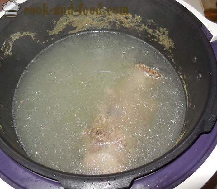 Sopa de col fermentada en multivarka - cómo cocinar sopa agria con el lenguaje y vestida con ajo y tocino, un paso a paso la receta con fotos.