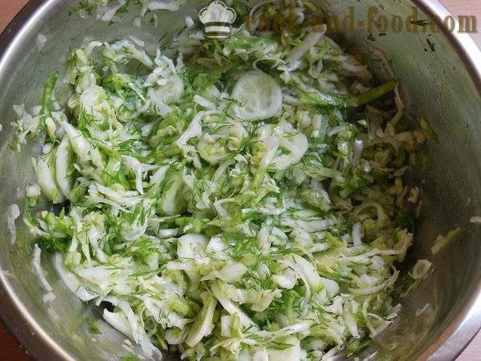 Deliciosa ensalada de col y pepinos joven con vinagre y aceite de girasol - un paso a paso de la receta fotos