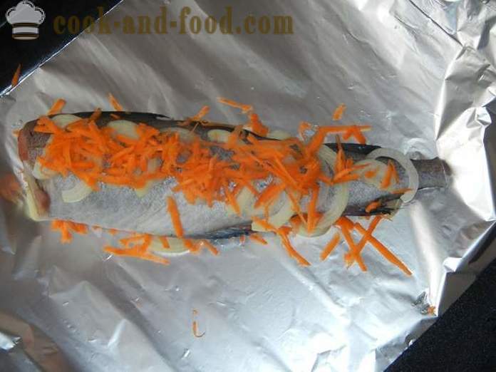 Pollack deliciosa al horno con cebollas y zanahorias - cómo cocinar abadejo en el horno - un paso a paso de la receta fotos