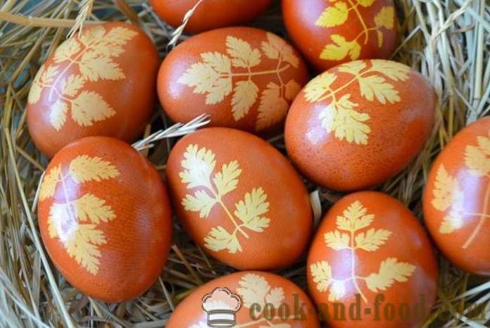 Huevos de Pascua teñidos con las cáscaras de cebolla - ¿Cómo pintar los huevos en pieles de cebolla, formas sencillas de Pascua de la pintura.
