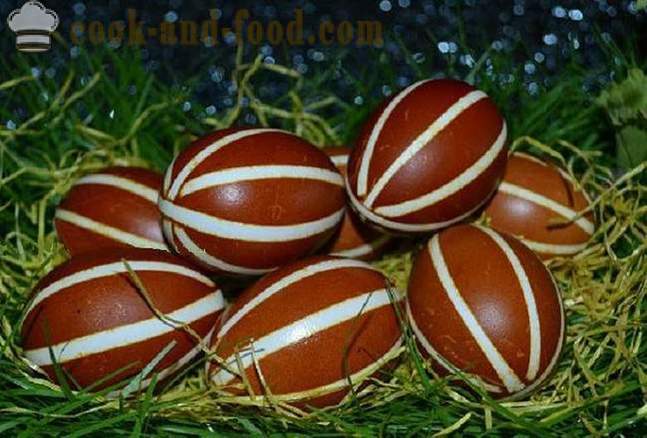 Huevos de Pascua teñidos con las cáscaras de cebolla - ¿Cómo pintar los huevos en pieles de cebolla, formas sencillas de Pascua de la pintura.