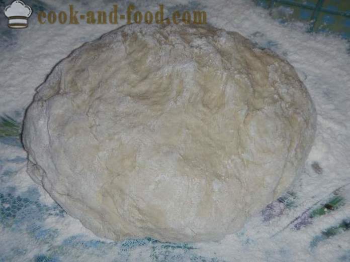 Pasteles de levadura con cerezas en el horno - una etapa por receta paso para la masa de levadura para las empanadas con levadura seca (con fotos).