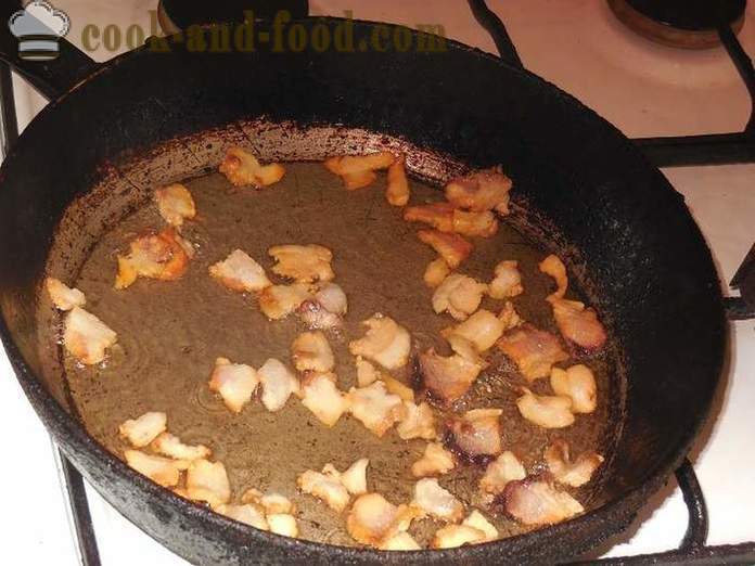 Patatas fritas en una sartén con el tocino y huevos - a cocinar deliciosas patatas fritas y correctamente, paso a paso la receta con fotos.