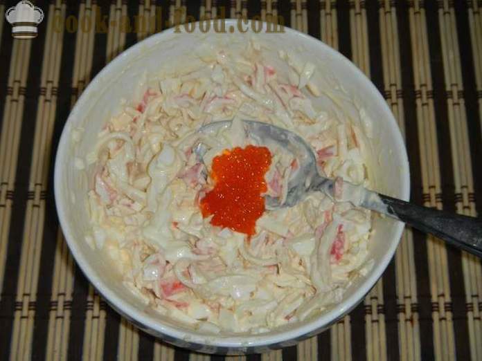 Una ensalada sencilla y deliciosa con calamares, palitos de cangrejo y caviar rojo - Cómo preparar una ensalada de calamar con huevo, un paso a paso la receta con fotos.