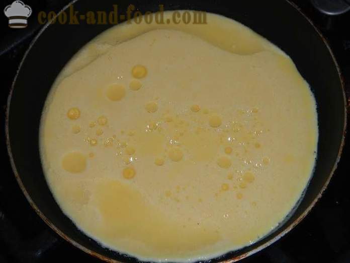 Tortilla de aire delicioso con crema agria en una sartén - cómo cocinar huevos revueltos con queso, una receta paso a paso con fotos.