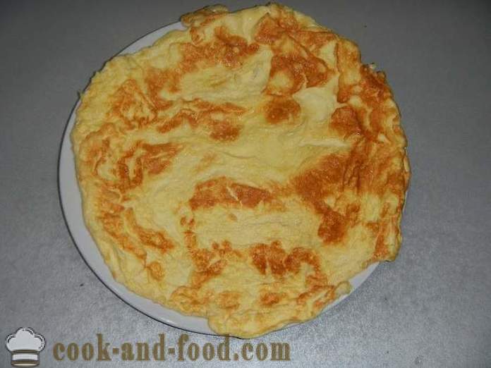 Rollo de la tortilla con queso crema, y ​​el esturión - cómo cocinar omletny rollo con relleno, un paso a paso la receta con fotos.