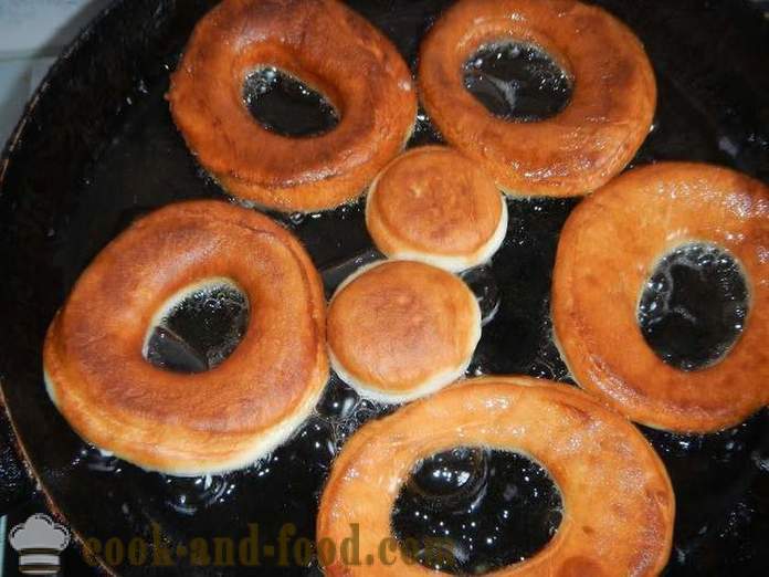 Buñuelos dulces de cuaresma en la levadura y el agua, fritos en una sartén - como los buñuelos de cocina en la levadura, receta con foto