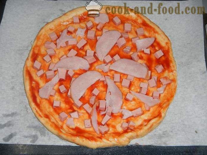 Pizza casera en el horno - una etapa por receta paso con una foto de deliciosa pizza masa de levadura