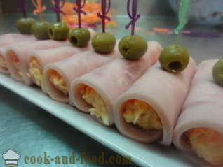 Rolls con queso y ajo o jamón rellenos - deliciosa receta aperitivo festivo con una foto