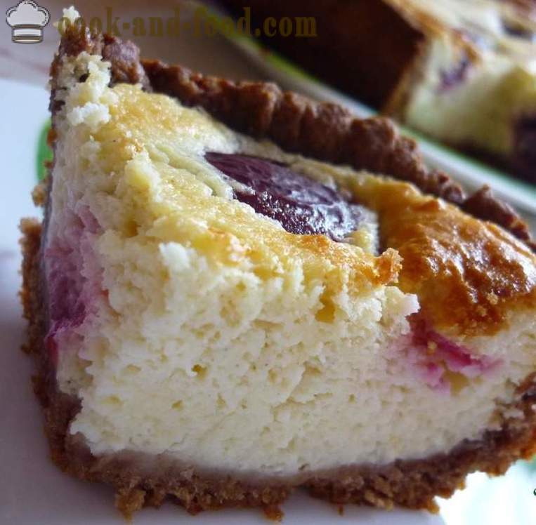 Sencilla receta: Pastel de queso en un hogar o casa de campo tarta de queso con ciruelas y chocolate