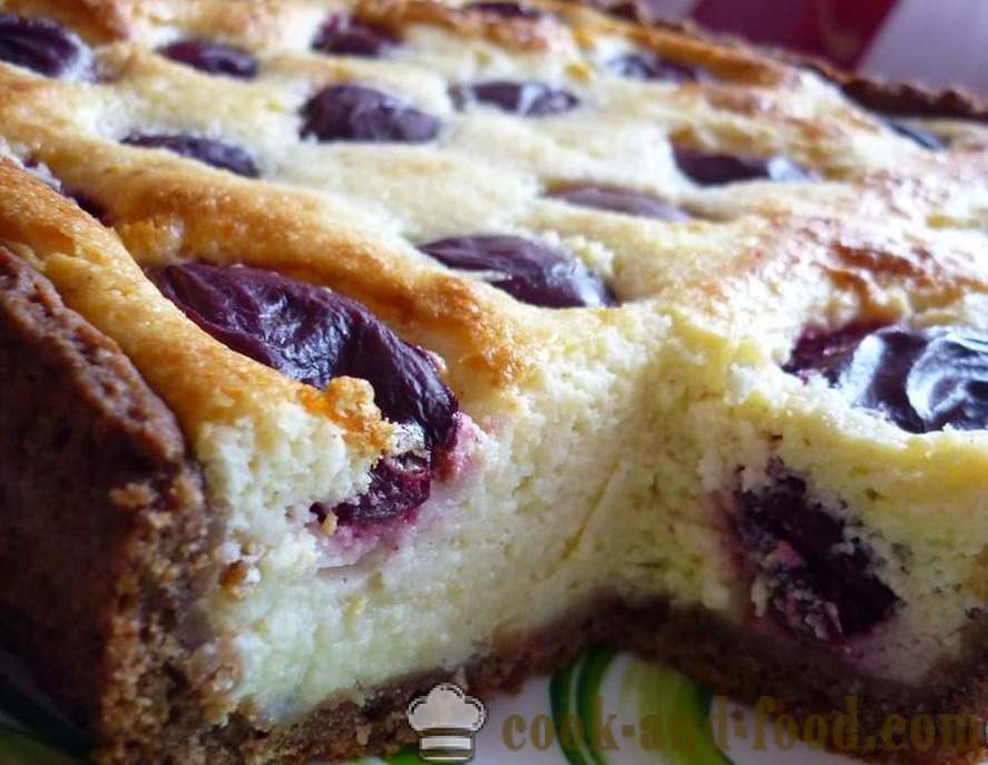 Sencilla receta: Pastel de queso en un hogar o casa de campo tarta de queso con ciruelas y chocolate