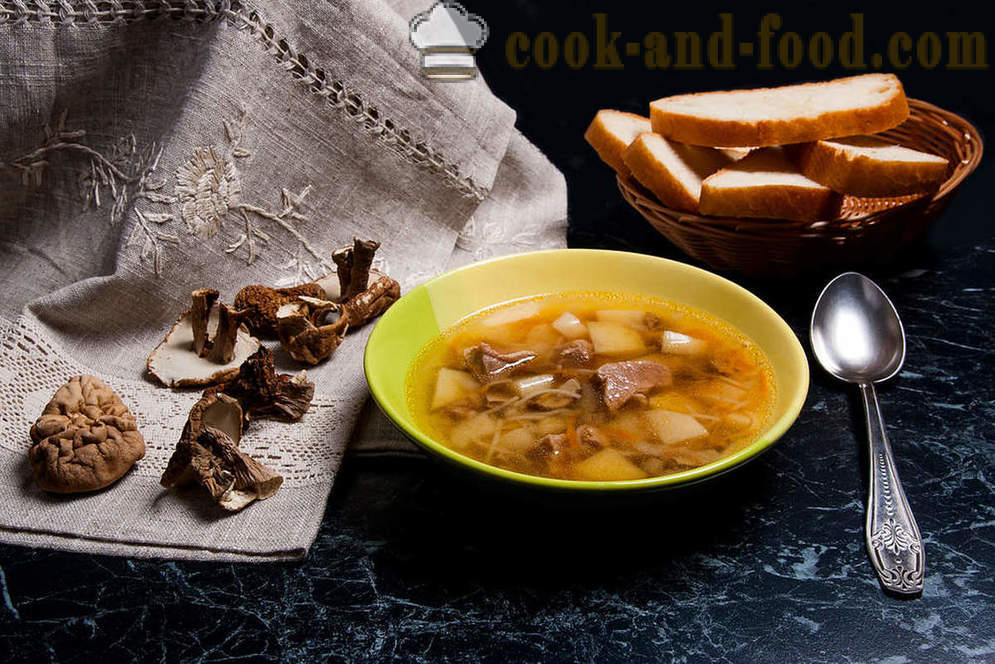 Receta de sopa de setas con champiñones blancos y pastas - Recetas de video en el país