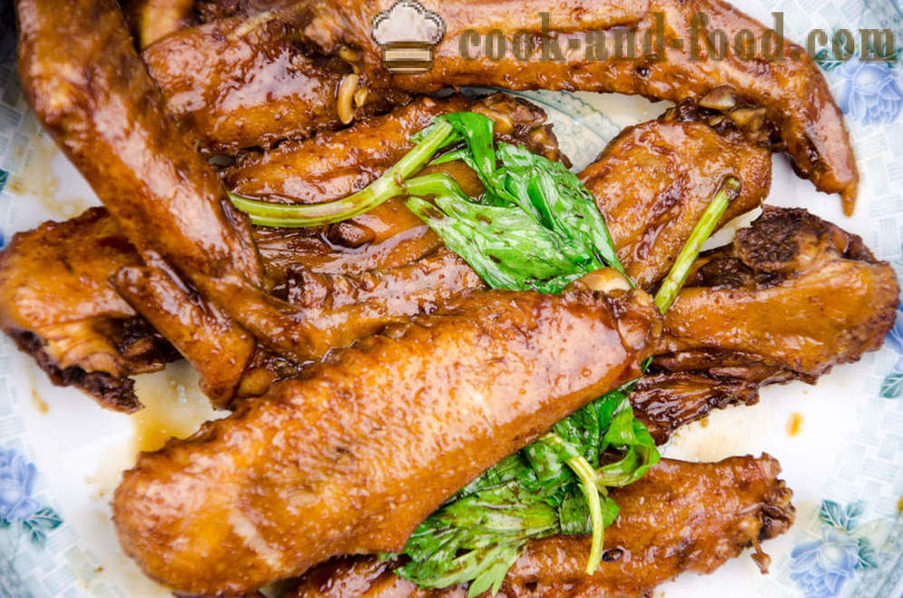 Lo delicioso a cocinar platos de alas de pavo