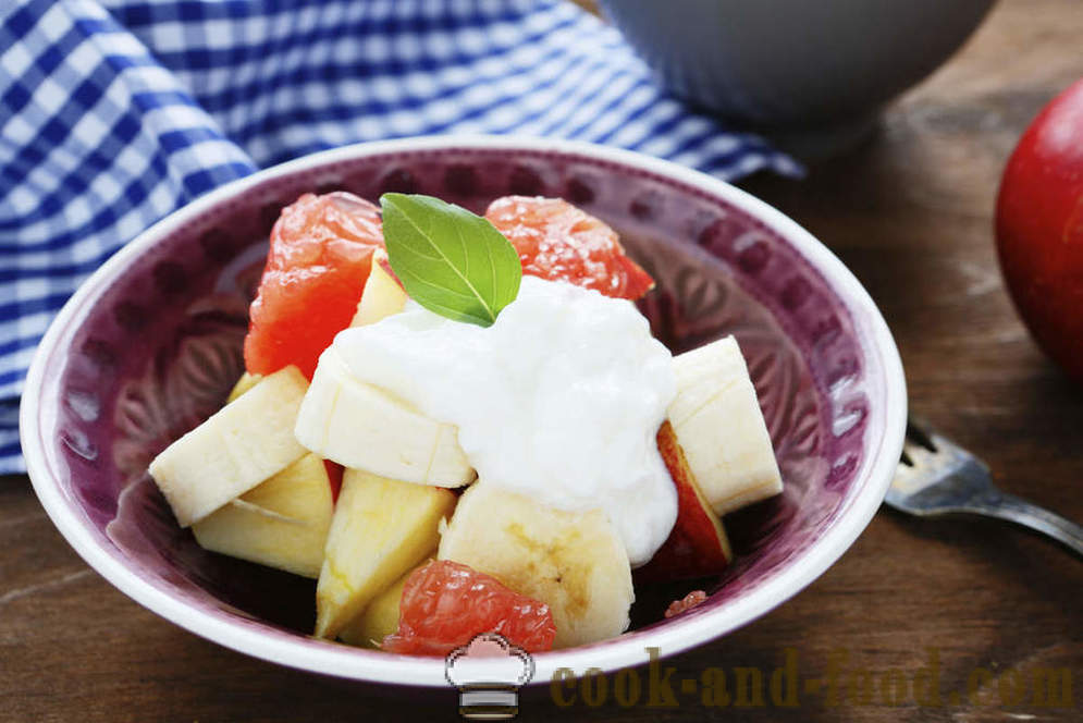 El desayuno es excelente: ensalada de frutas con yogur